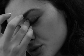 Женщина утешает подругу, мягкий свет, дружеская поддержка