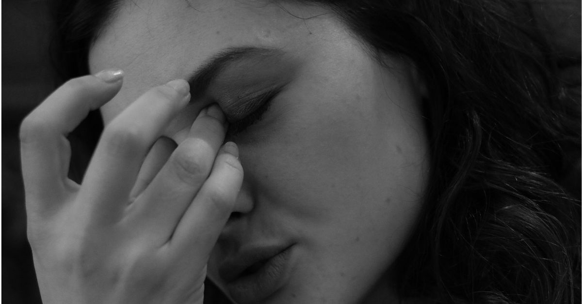 Женщина утешает подругу, мягкий свет, дружеская поддержка