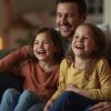 Семейный вечер за просмотром уютного фильма