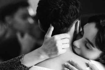 Пара держится за руки и смотрит друг на друга с теплом — доверие, любовь и близость в отношениях