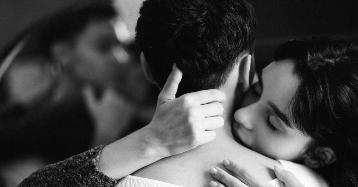 Пара держится за руки и смотрит друг на друга с теплом — доверие, любовь и близость в отношениях