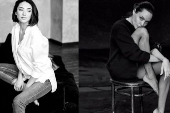 Женщина улыбается перед камерой на фоне мягкого света, уверенно позирует для фото