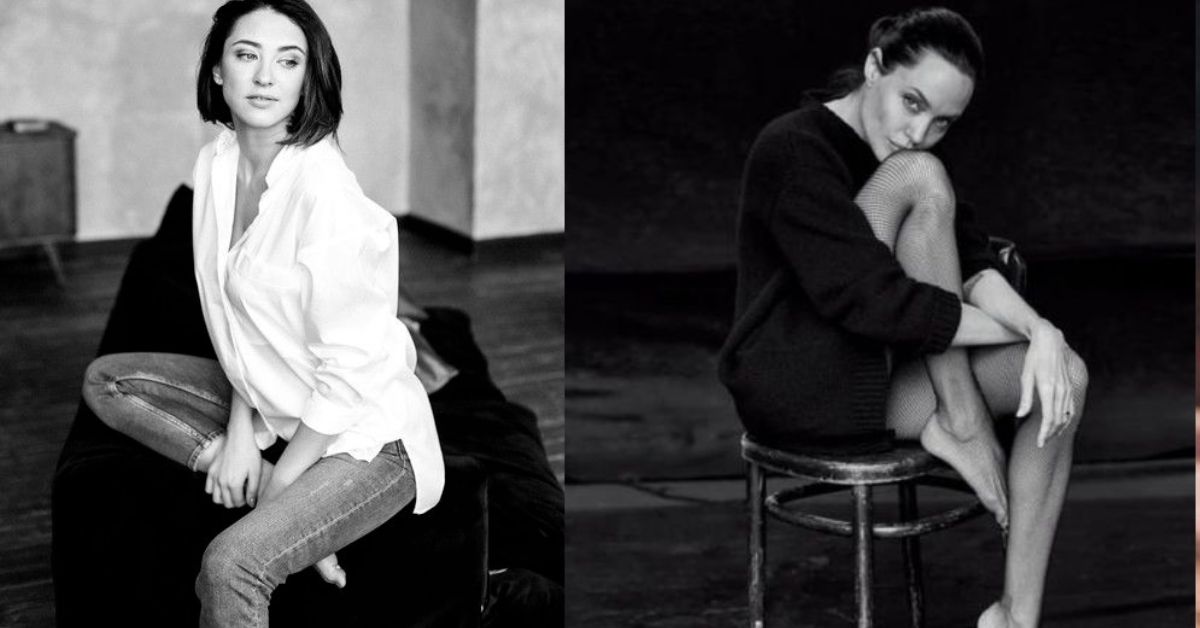 Женщина улыбается перед камерой на фоне мягкого света, уверенно позирует для фото