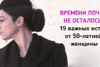 Женщина после пятидесяти улыбается, чувствуя внутреннюю гармонию