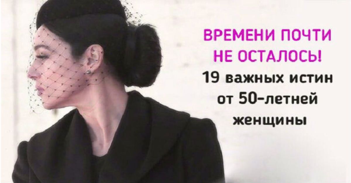 Женщина после пятидесяти улыбается, чувствуя внутреннюю гармонию