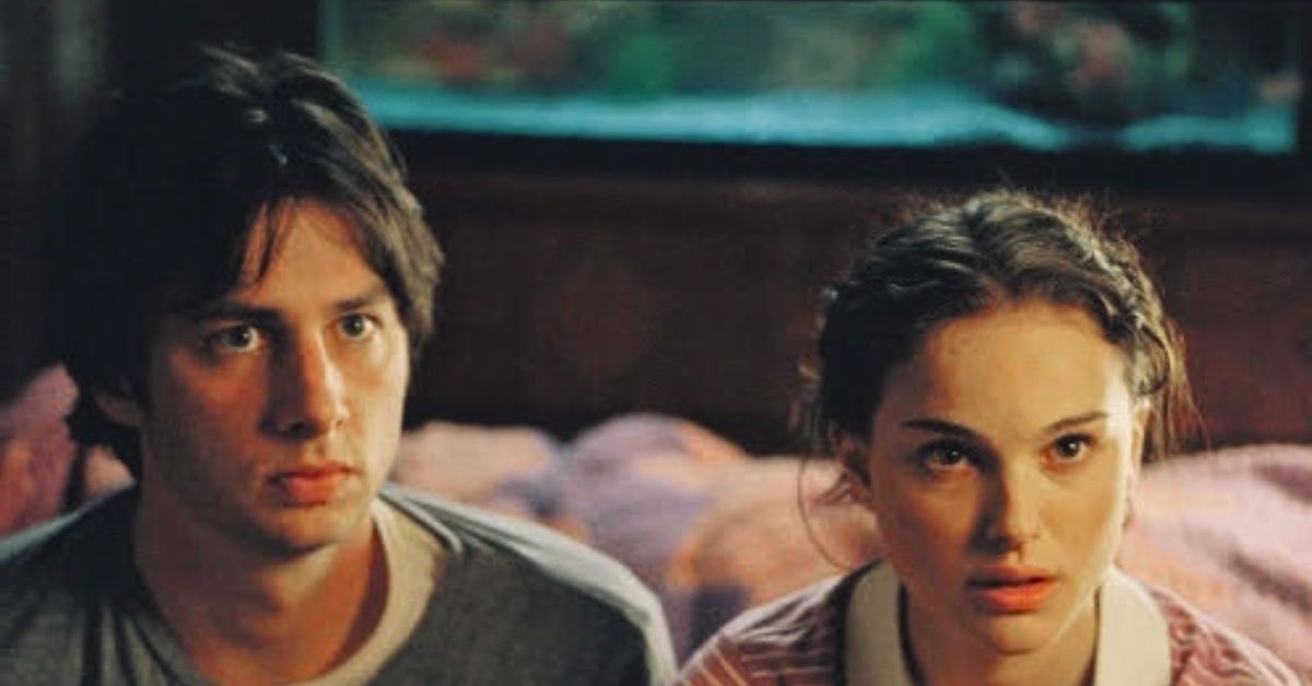 Женщина с чашкой кофе у окна, смотрит фильмы для вдохновения и уюта осенью