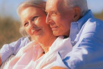 Женщина зрелого возраста с чашкой чая у окна, тёплый свет, спокойствие и принятие — любовь после 60 лет