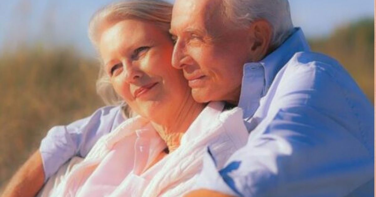 Женщина зрелого возраста с чашкой чая у окна, тёплый свет, спокойствие и принятие — любовь после 60 лет